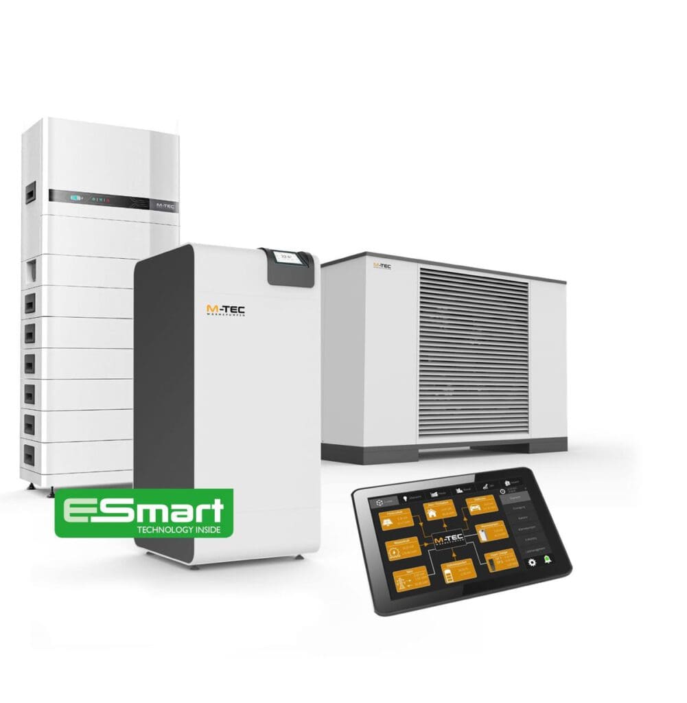 5 apparaten voor een witte achtergrond. Ze zijn allemaal wit en donkergrijs van kleur. Ze dragen allemaal het M-TEC logo. Boven de verzameling apparaten staat een groen pictogram met ESMART erop.