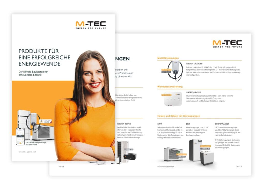 Een hoes met een lachende vrouw en het M-TEC logo bovenaan. De achtergrond is wit en oranje. Achter de cover zijn twee pagina's met producten en tekst in zwart en oranje.